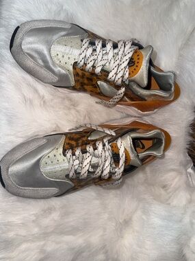 Nike Silver and Amber Brown Low-Top Sneakers